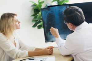Doctor explicando a paciente radiografía de los pulmones