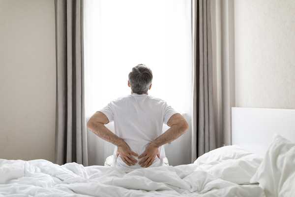 Hombre crujiéndose la espalda